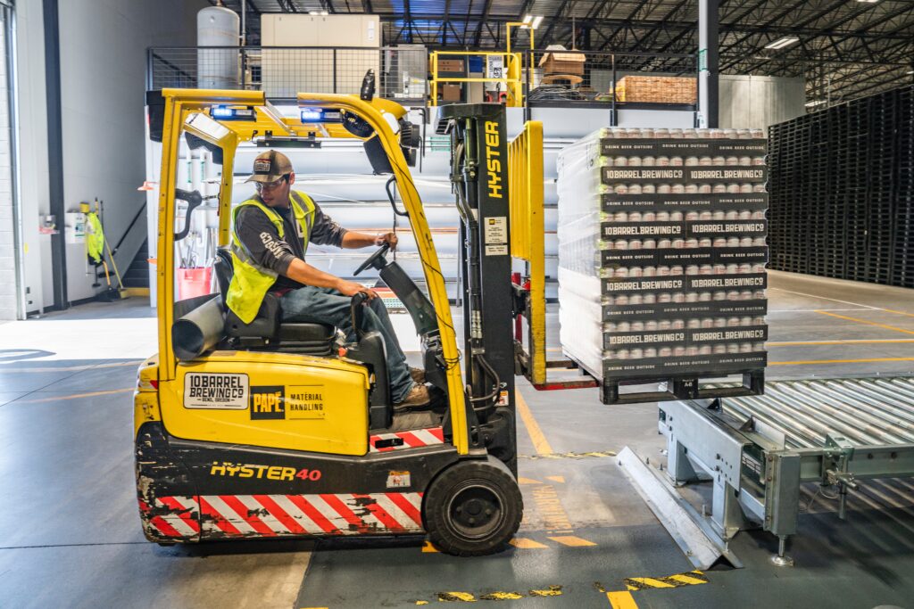 Gabelstaplerfahrer im Lager