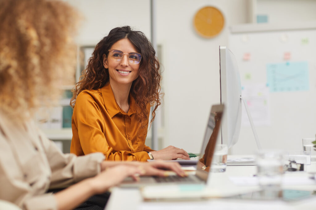 Mitarbeiterin im Büro am Schreibtisch